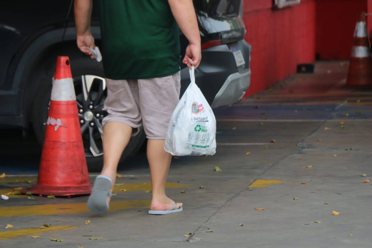 Saiba se os estabelecimentos podem cobrar pelas sacolas plásticas em Manaus