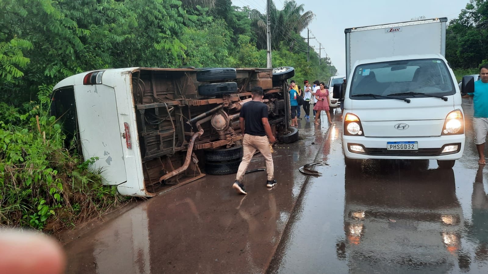 Ônibus escolar tomba com 13 estudantes no Amazonas