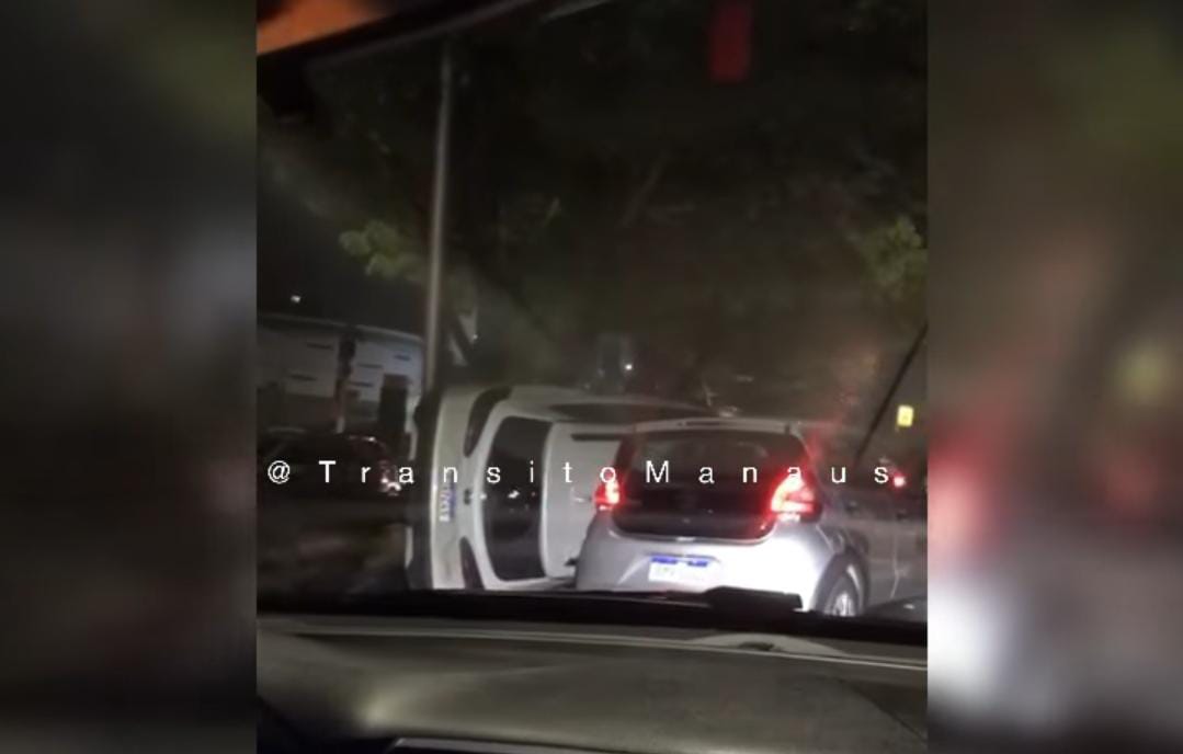 Acidente na estrada da Ponta Negra causa congestionamento em Manaus