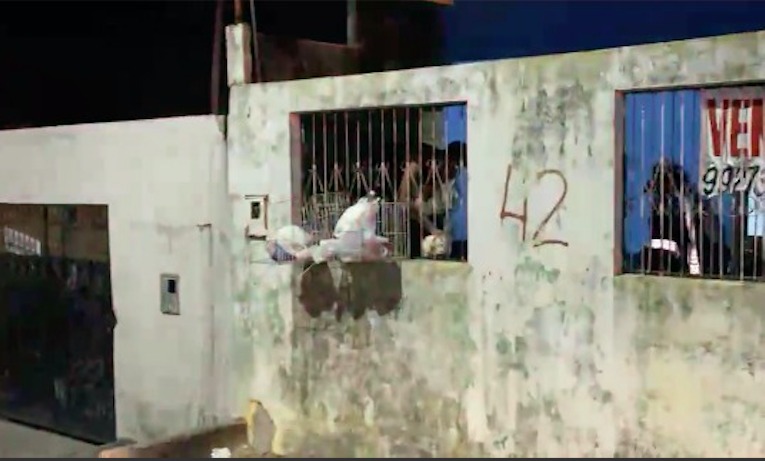 Briga de vizinhas termina com mulher esfaqueada na cabeça em Manaus