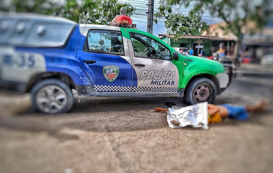Jovem é executado com tiros no peito no meio da rua em Manaus