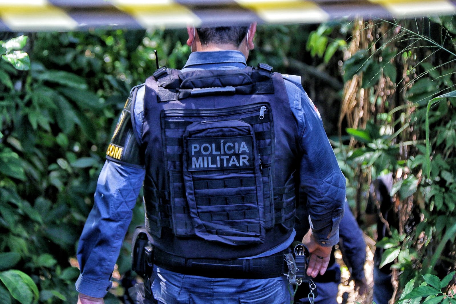 Com sinais de violência e tiros, jovem é achado morto em ramal na AM-070