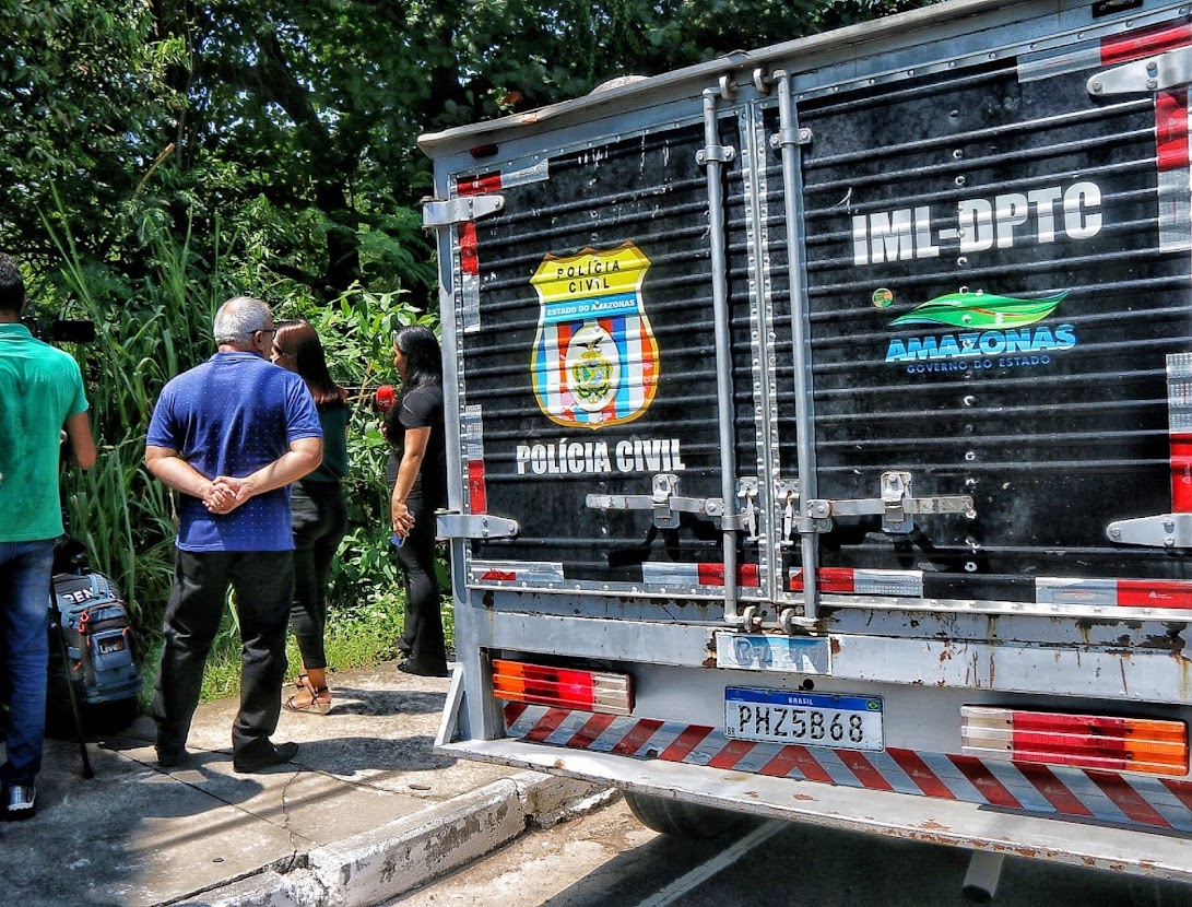 Com marcas de facadas, corpo de homem é achado perto de viaduto em Manaus