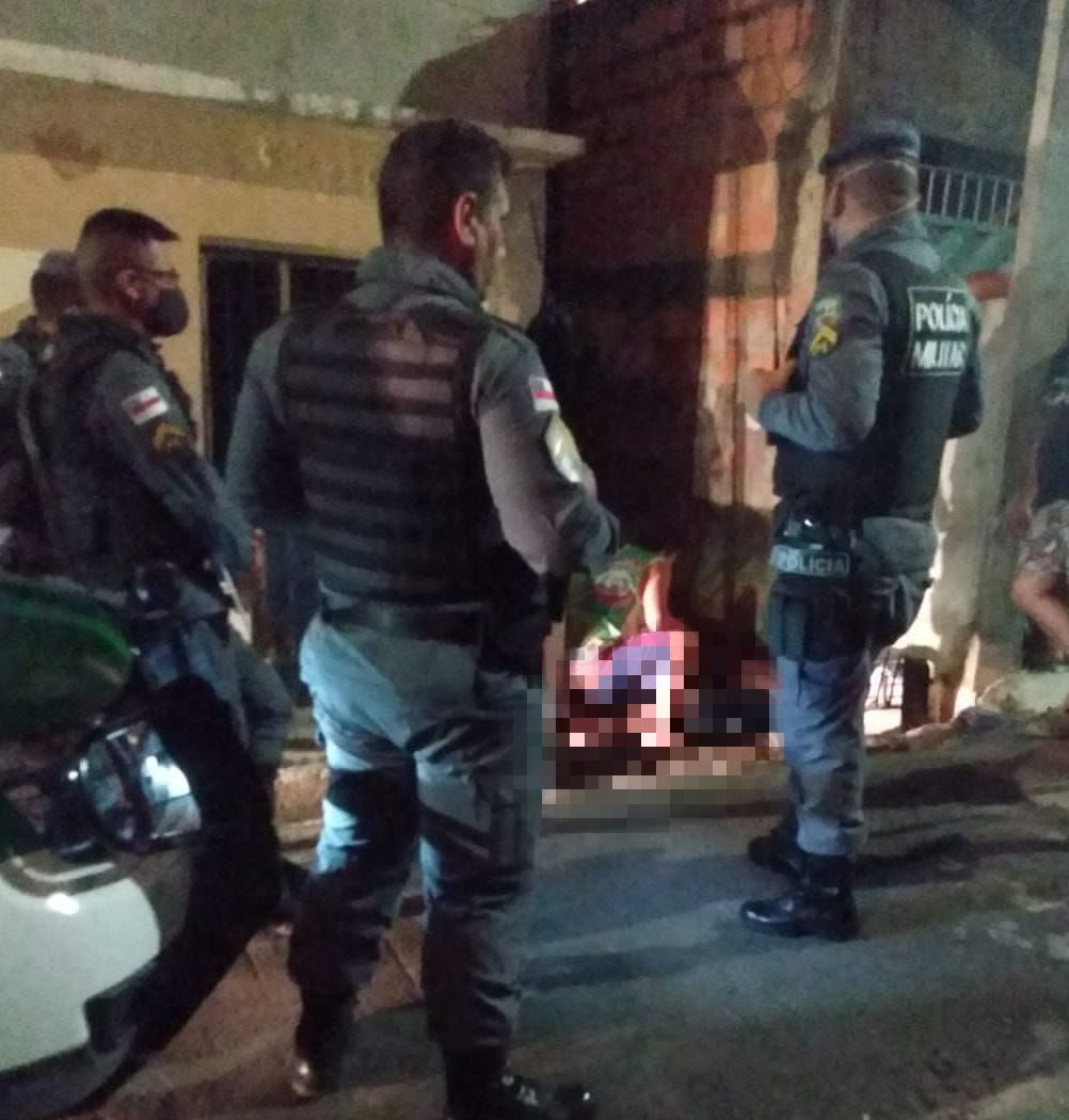 Homem agoniza até a morte ao ser baleado em beco de Manaus