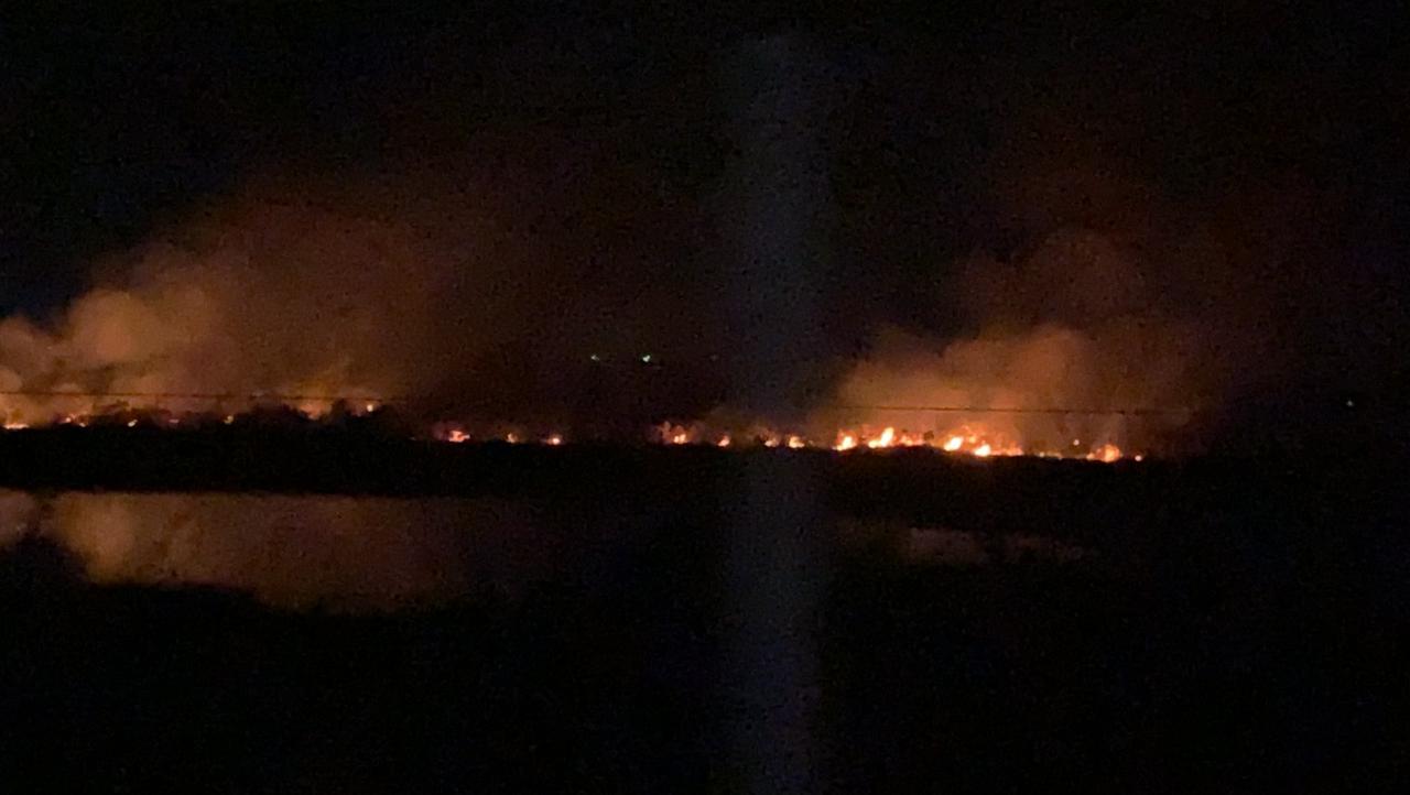 Incêndio atinge área de mata próximo à Ponte Rio Negro em Manaus; vídeo