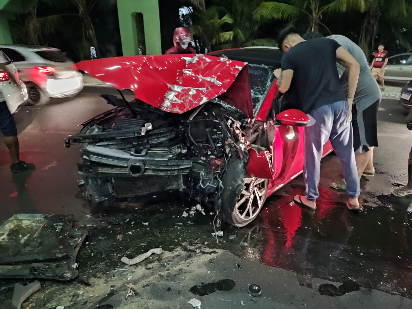 Carro se despedaça ao acertar pilar de passarela em avenida de Manaus