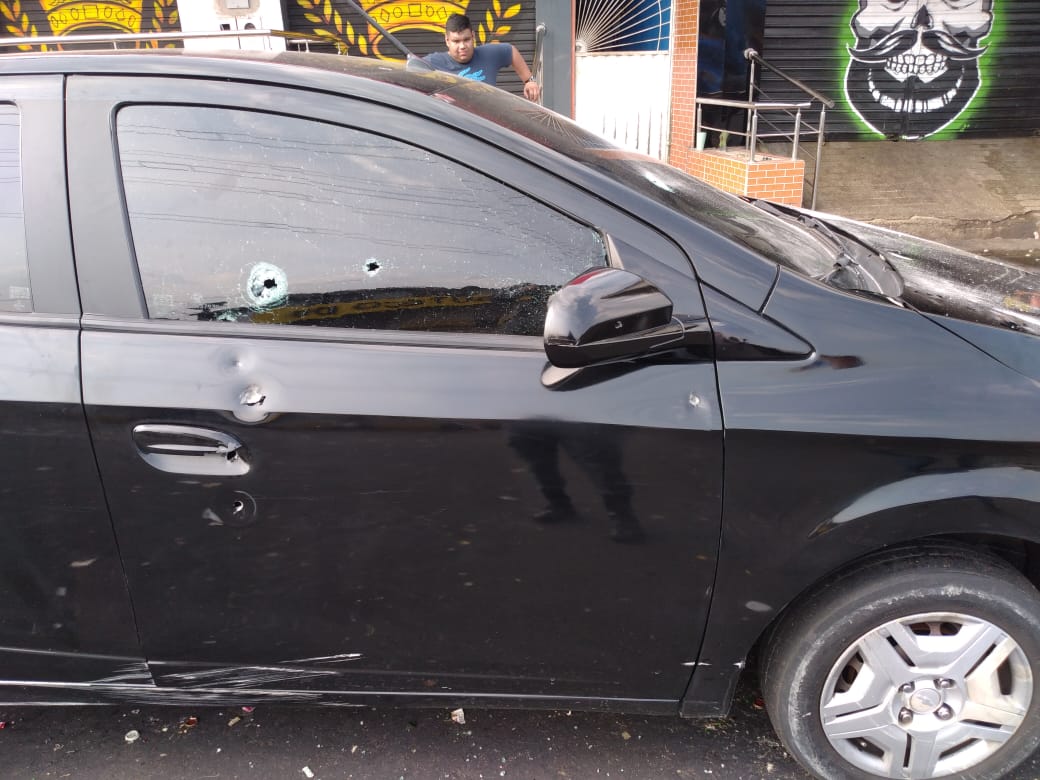 Tiroteio na frente de bar deixa ao menos dois feridos em Manaus