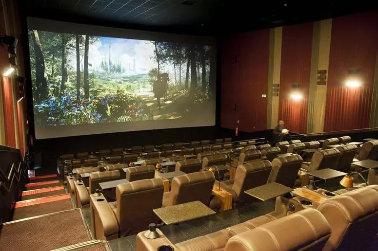 Rio vai liberar lotação máxima de cinemas, casas de festas e shoppings