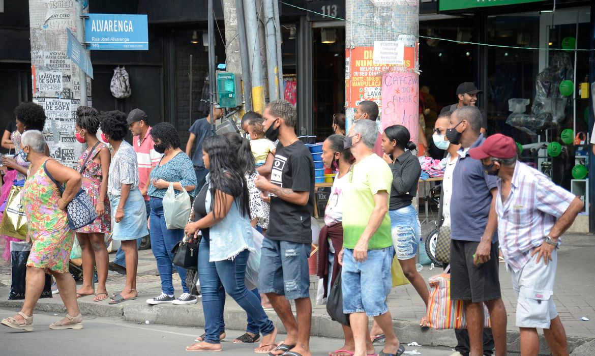 Covid-19: Brasil tem 183 mortes e 21,6 milhões de casos em 24 horas