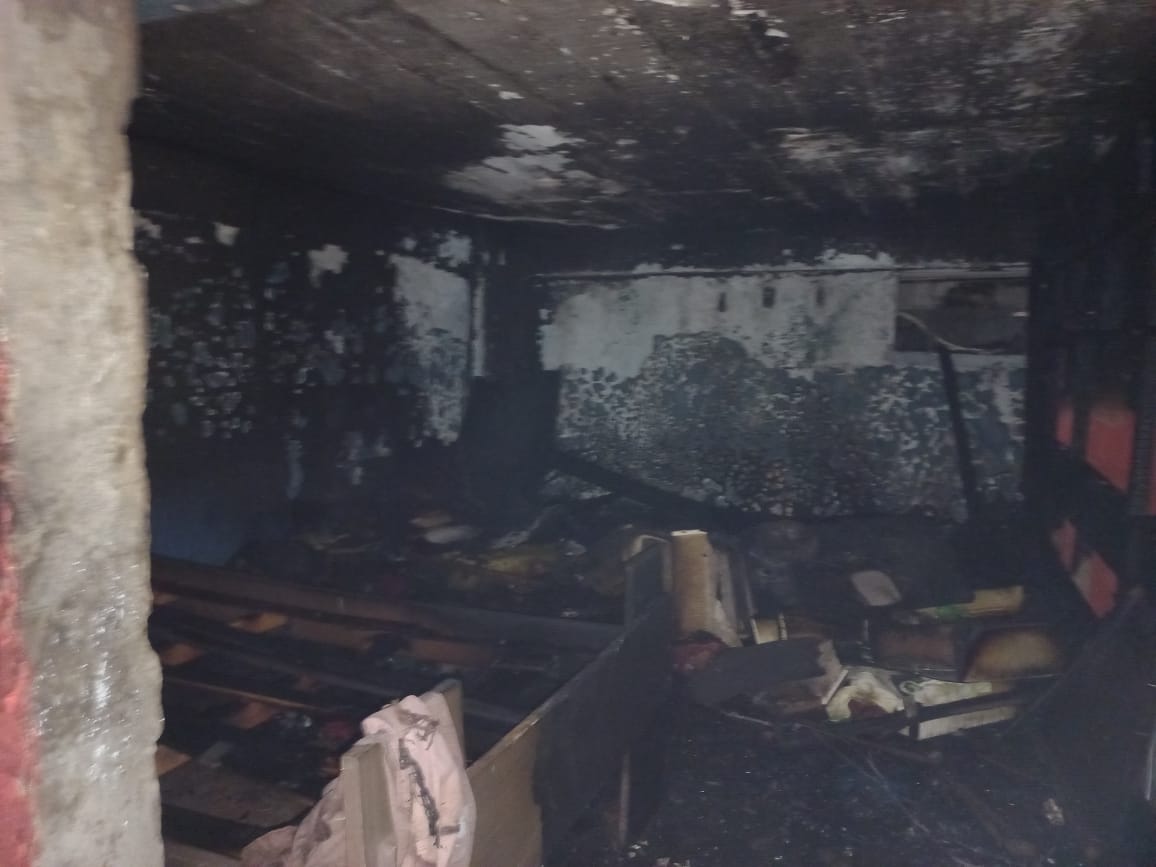 Casa fica destruída após incêndio em Manaus