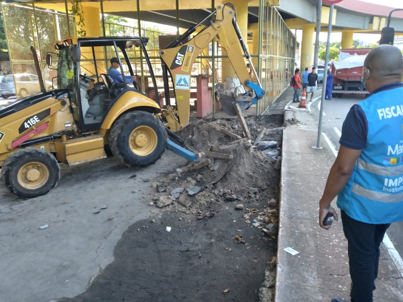 Estacionamento irregular debaixo de viaduto em Manaus é demolido