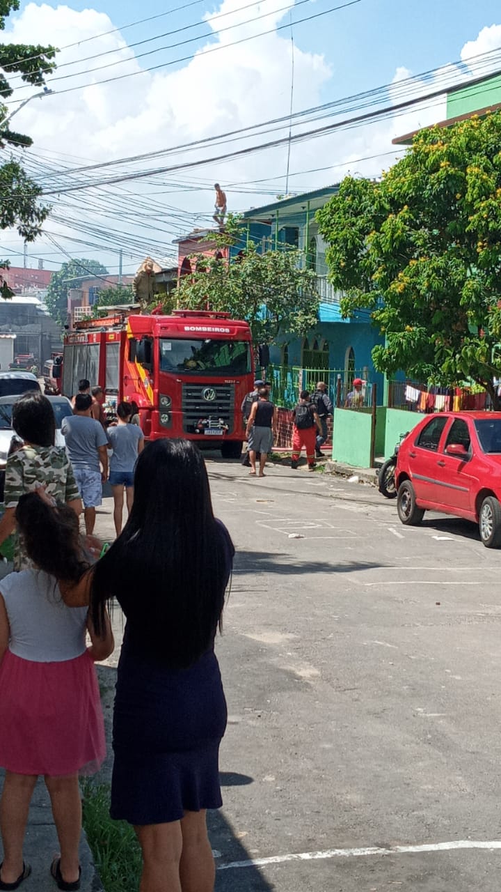 Vídeo: Famílias têm casas destruídas por incêndio no aniversário de Manaus