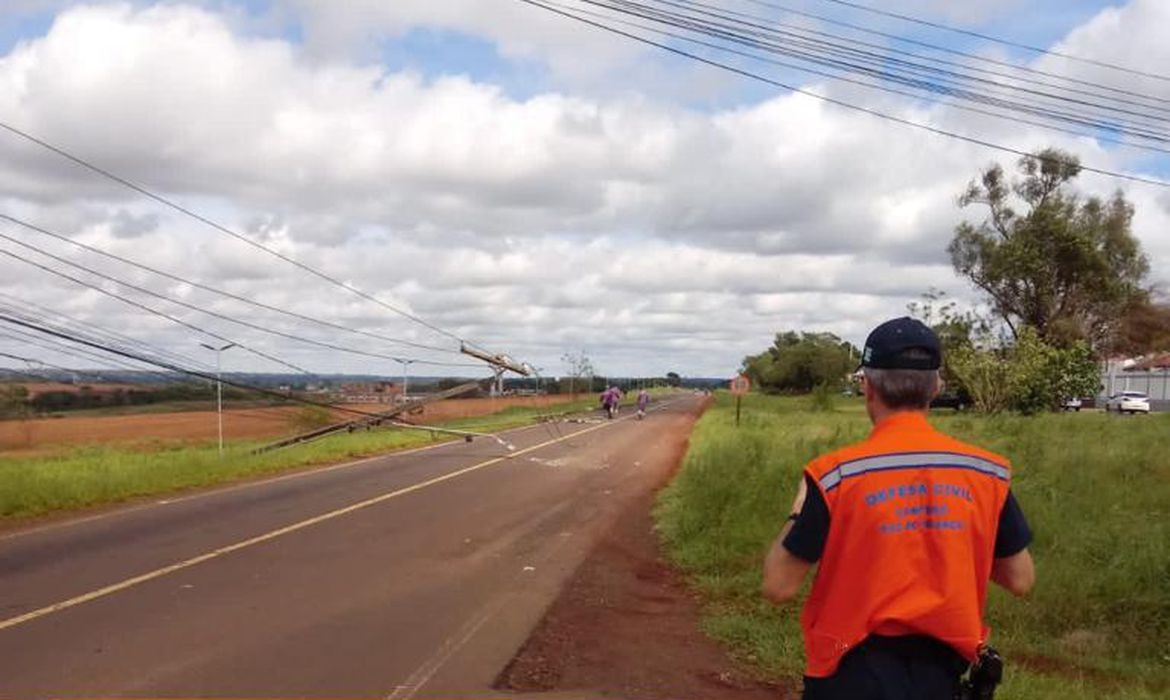 Chuva deixa mais de 250 mil pontos sem energia no Paraná