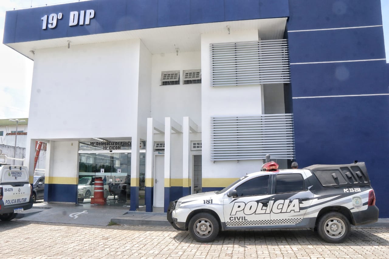 Policial Civil surta e ameaça atirar em clientes em flutuante de Manaus
