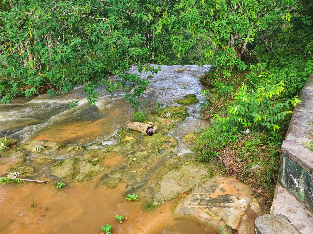 Corpo de homem é achado na Cachoeira das Almas em Manaus