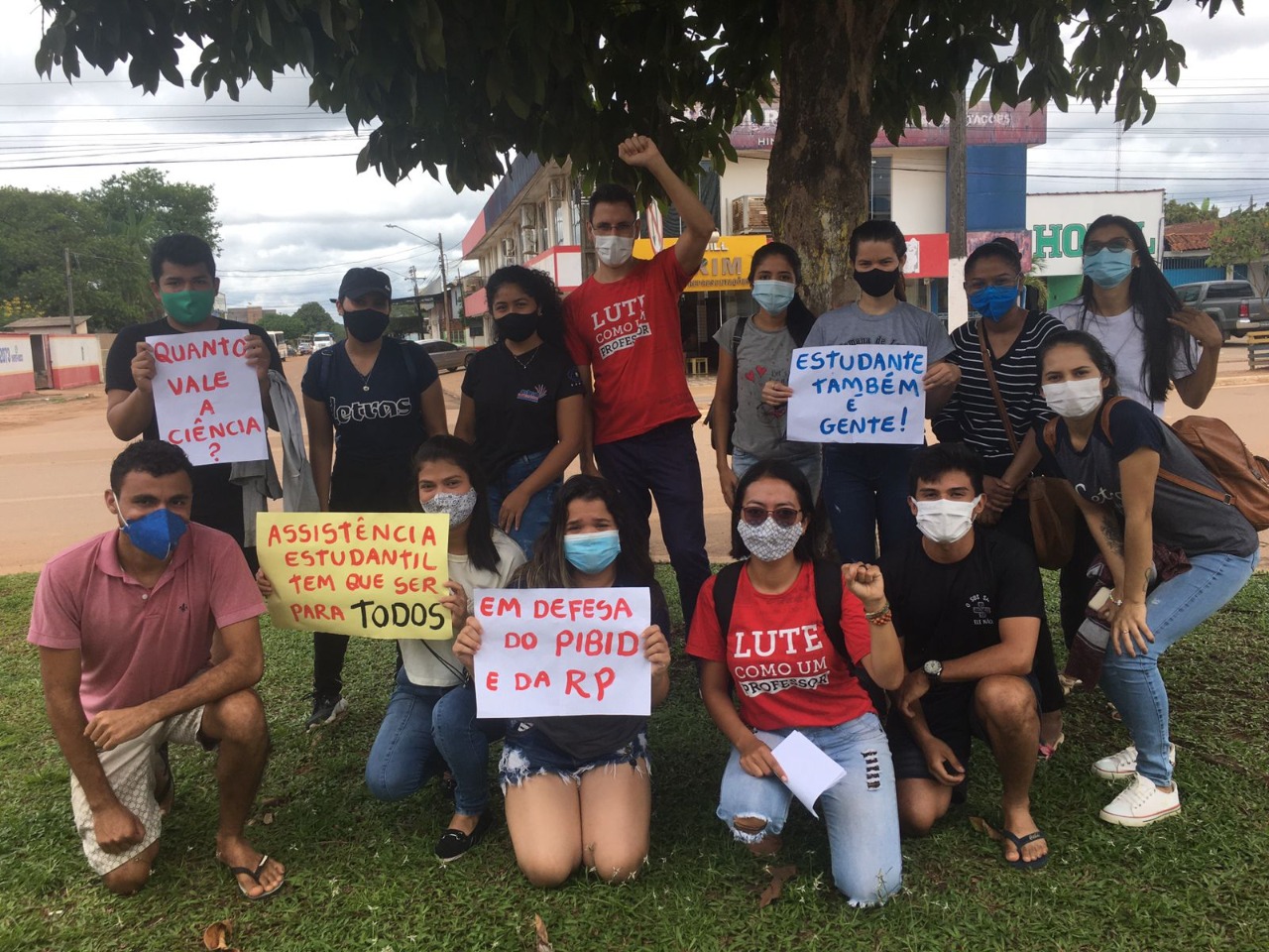 Estudantes de pós-graduação no Amazonas protestam contra atraso no pagamento de bolsas do Governo Federal
