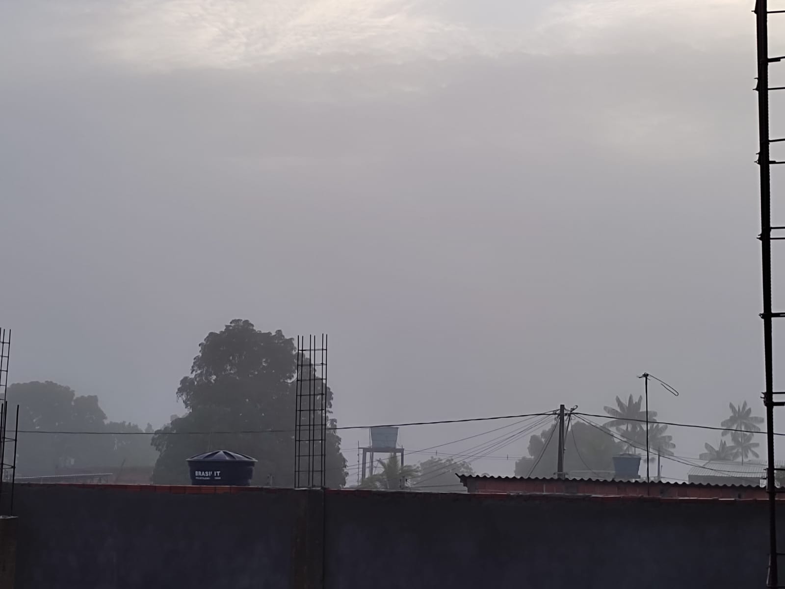 Manaus amanhece encoberta por névoa intensa