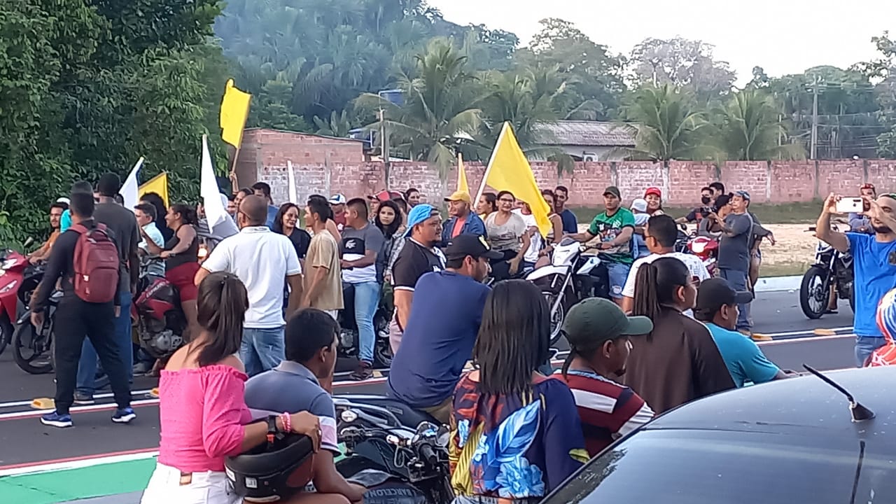 Candidato a prefeito de Coari é recebido por apoiadores no município