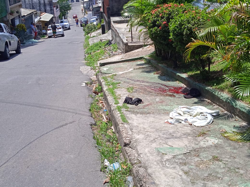 Homem tem cabeça crivada de balas enquanto caminhava em Manaus