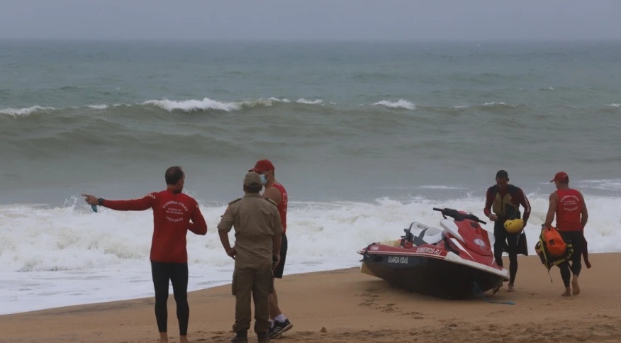 Barco naufraga na costa do Rio e deixa três mortos