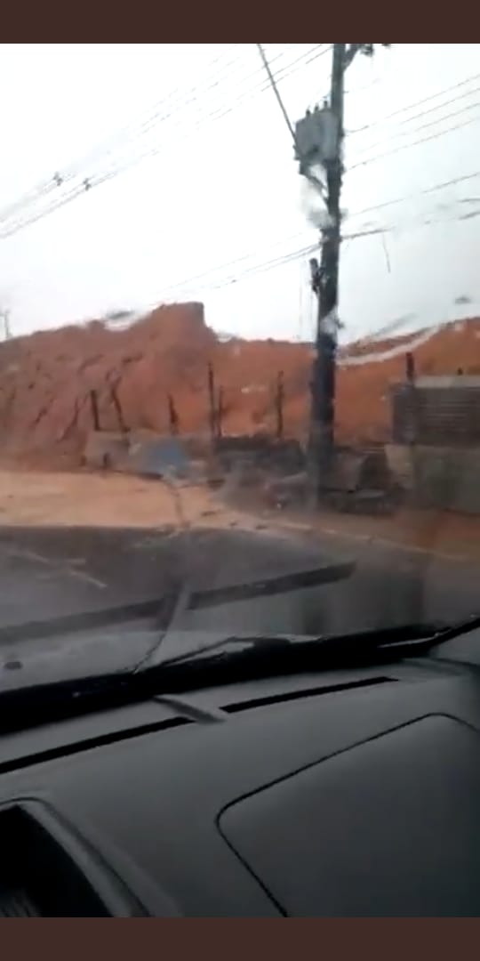 Via na Av. Autaz Mirim é interditada para limpeza após barranco desmoronar