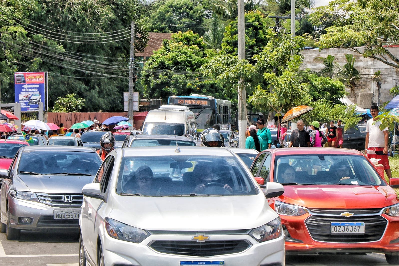 Trânsito sofre mudanças em áreas de cemitérios em Manaus; Confira