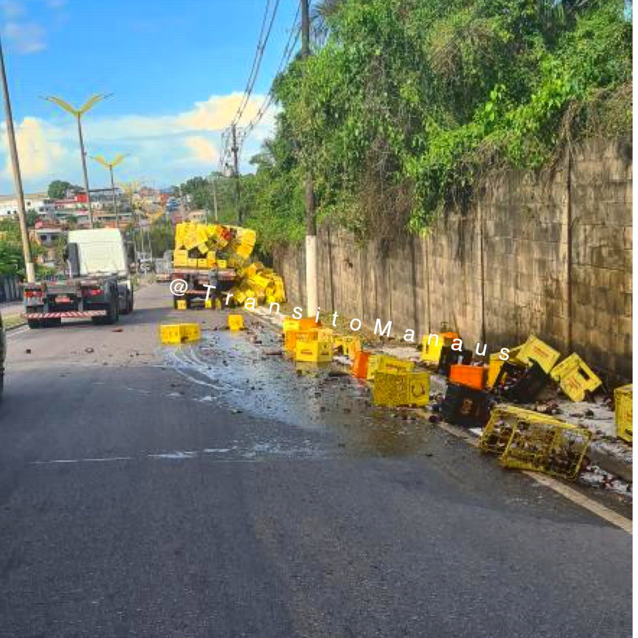 Carga de cerveja cai de caminhão e prejudica trânsito em avenida de Manaus