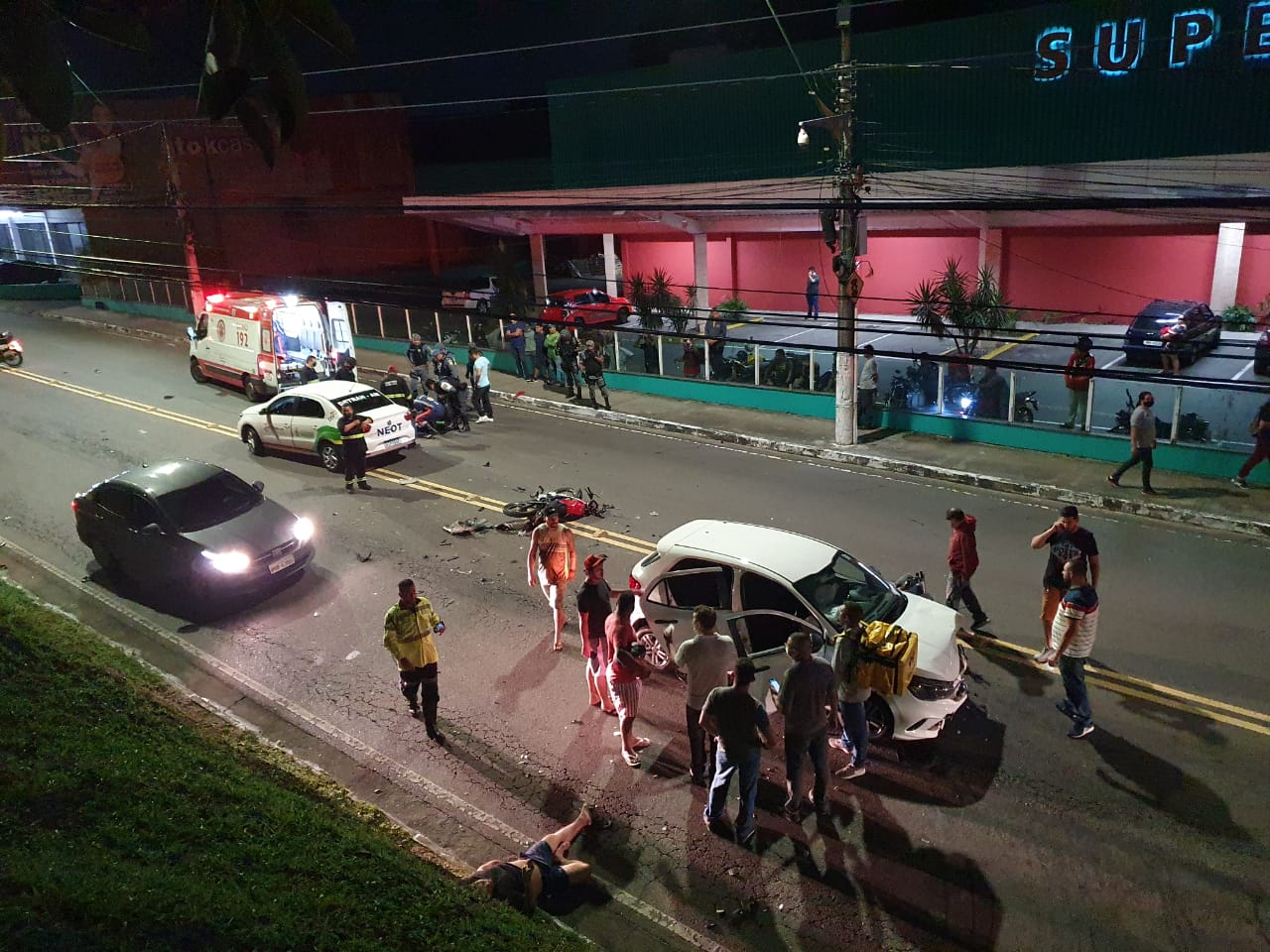 Grave acidente entre carro e motos deixa duas pessoas feridas em Manaus