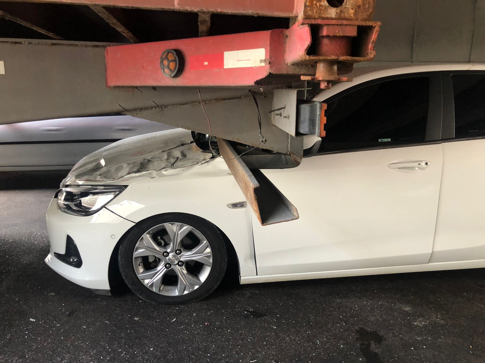 Carro vai parar debaixo de carreta durante acidente em viaduto de Manaus