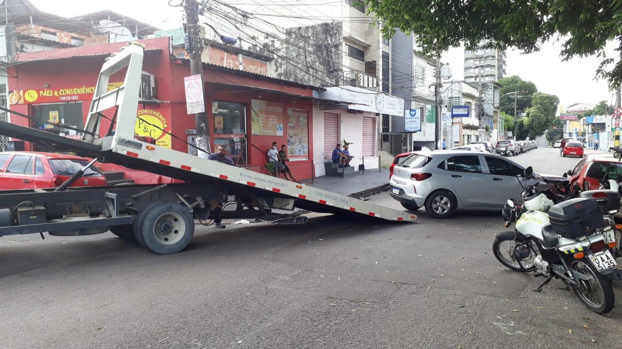 Carros ficam destruídos em acidente em Manaus