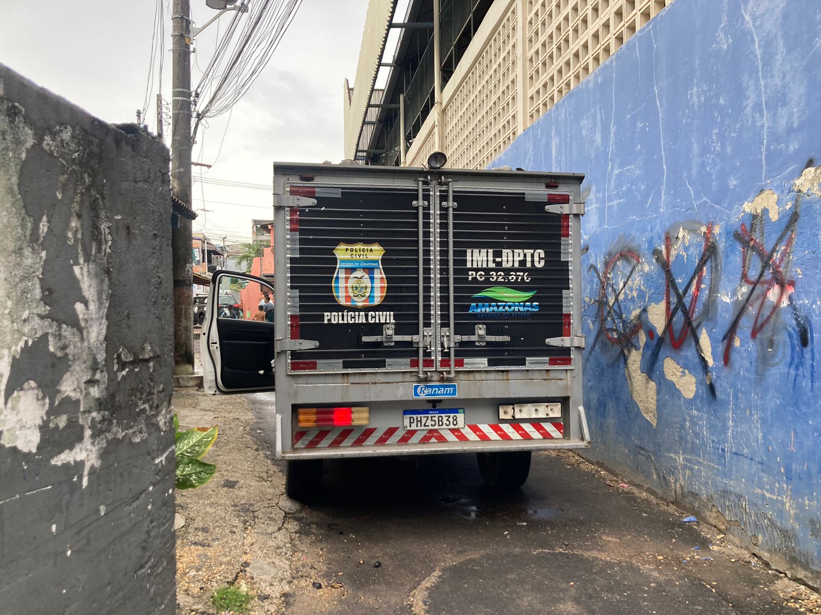 Atiradores invadem casa e executam homem na frente da família em Manaus