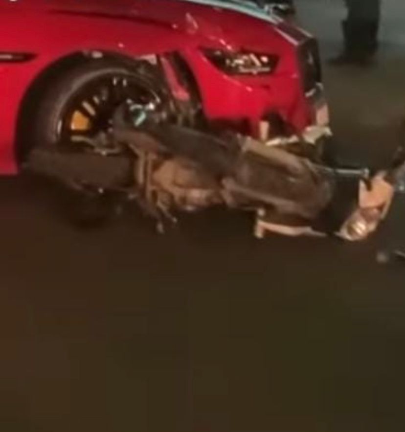 Acidente entre carro de luxo e moto prejudica trânsito em Manaus