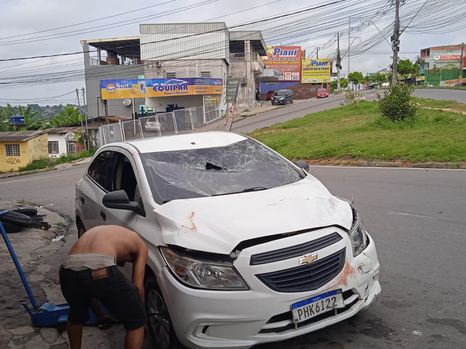 Casal fica ferido durante acidente grave em rotatória em Manaus