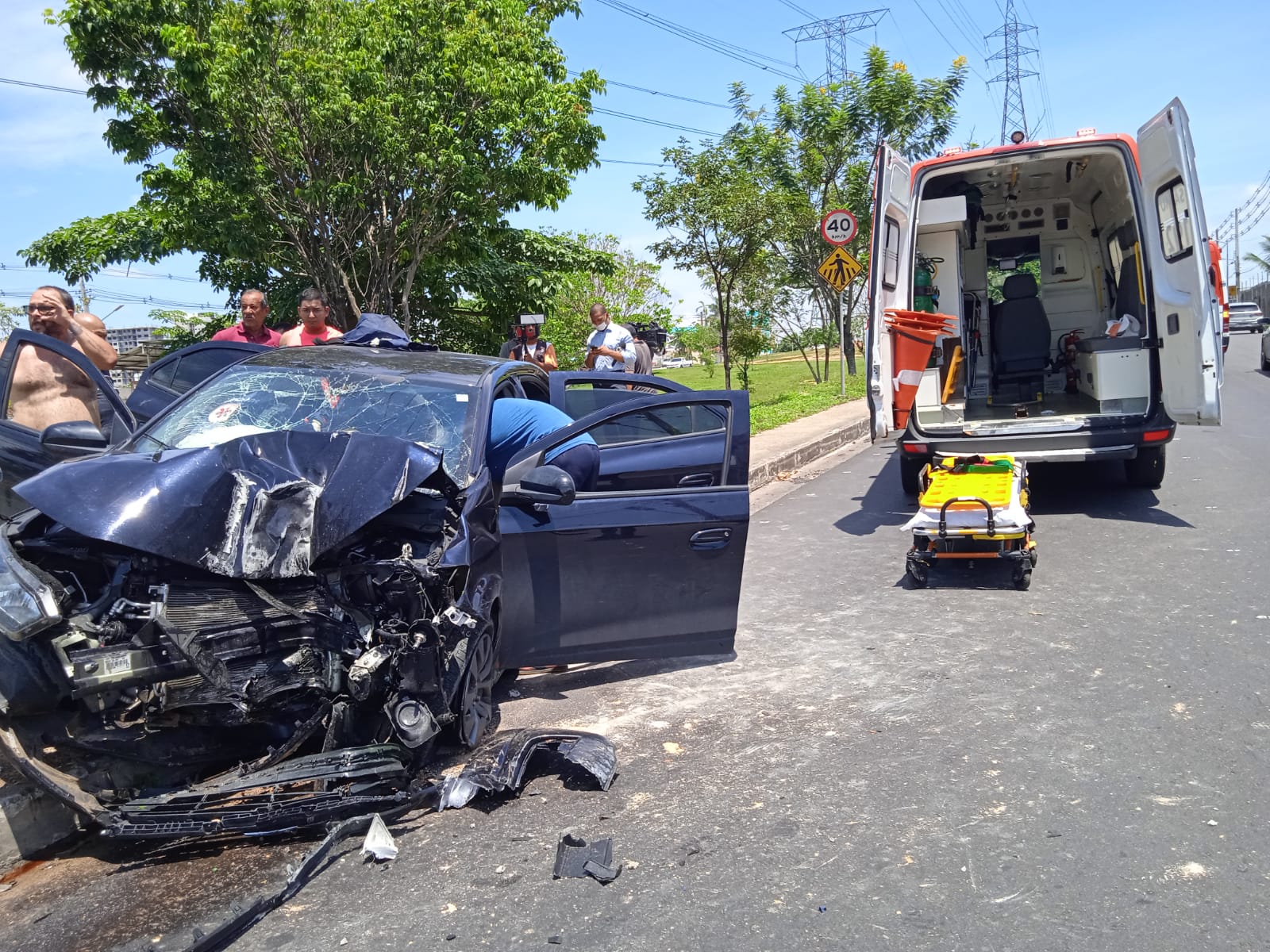 Homens ficam presos às ferragens após carro desgovernado atingir poste em Manaus