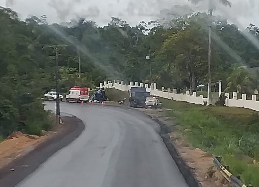 Caminhão tomba na rodovia AM-010 no Amazonas