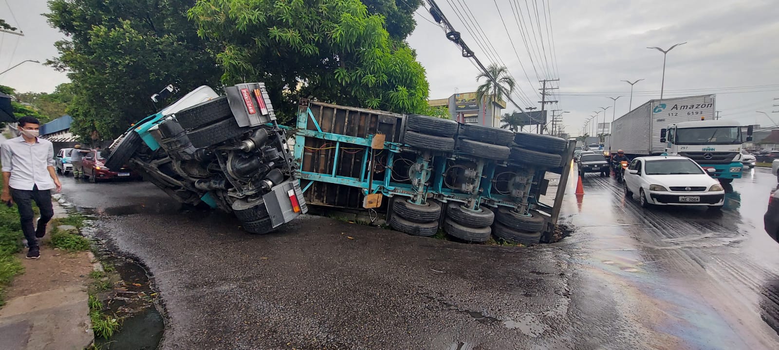 Carreta cheia de televisores tomba na Torquato Tapajós em Manaus