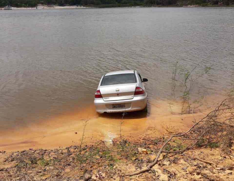 Dupla rouba clientes de banco e foge em carro de gerente no Amazonas