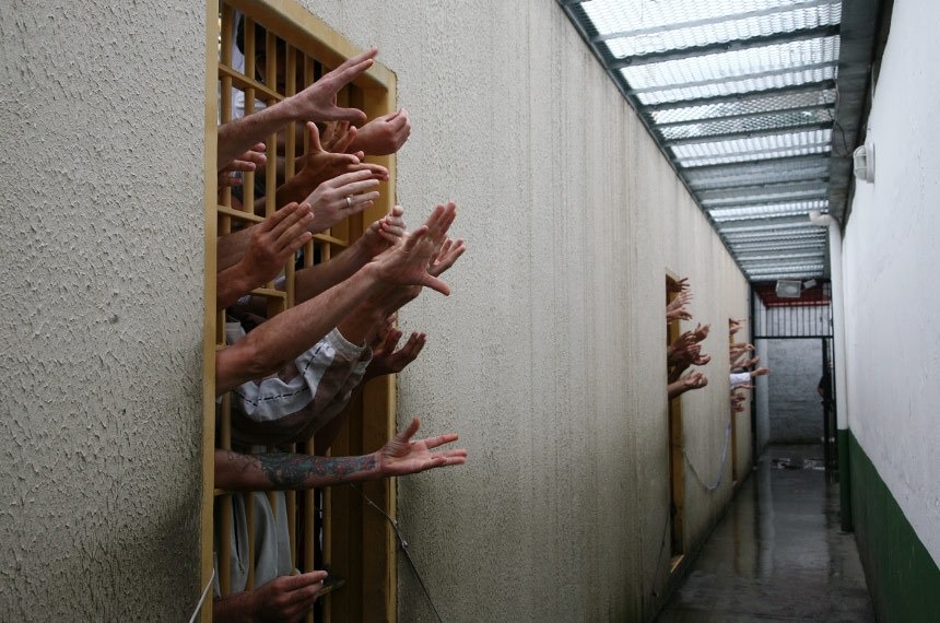 CCJ vota projeto que impõe multa a presídio por condições degradantes 