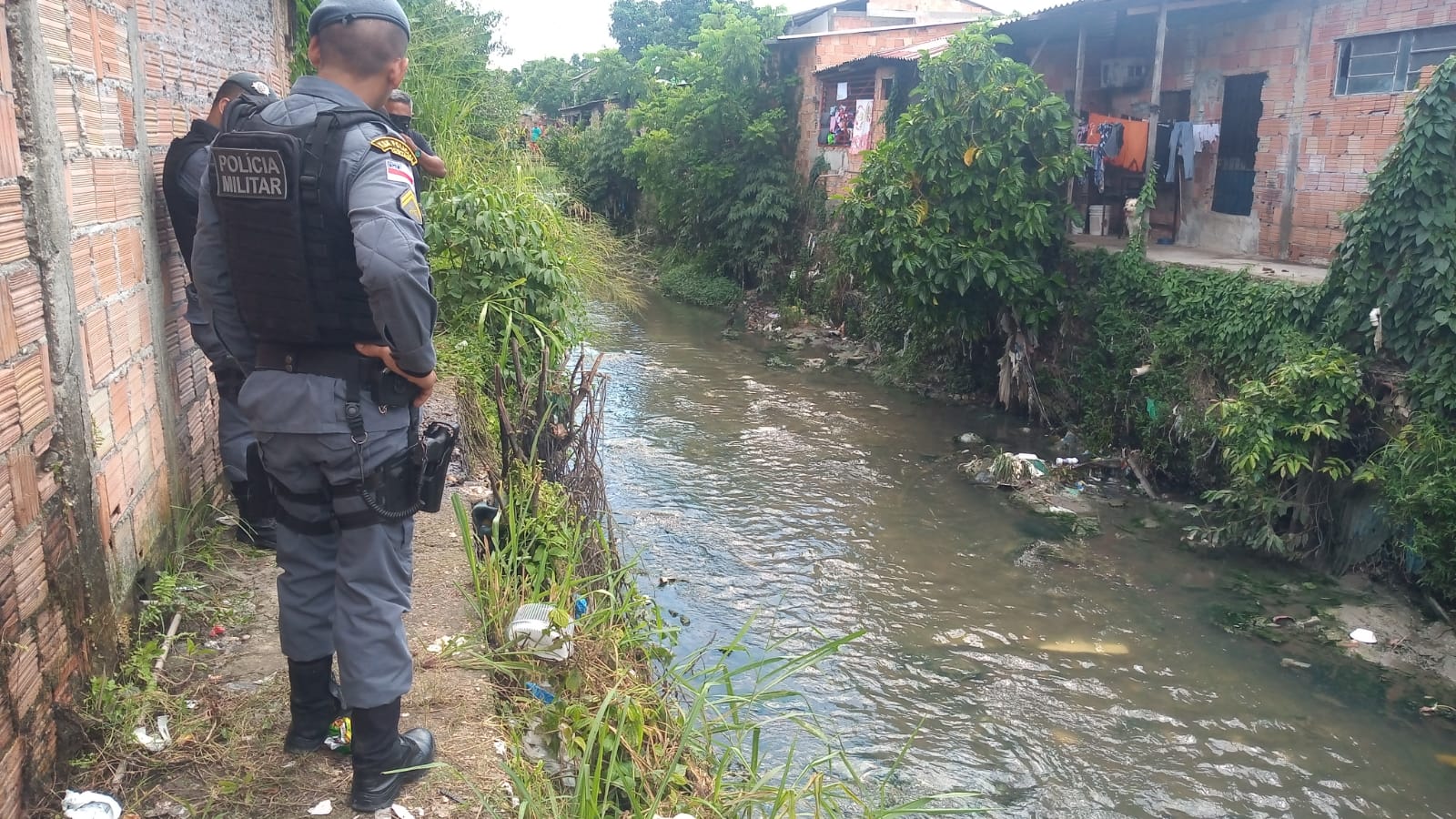 Mulher é encontrada morta dentro de rip-rap em Manaus