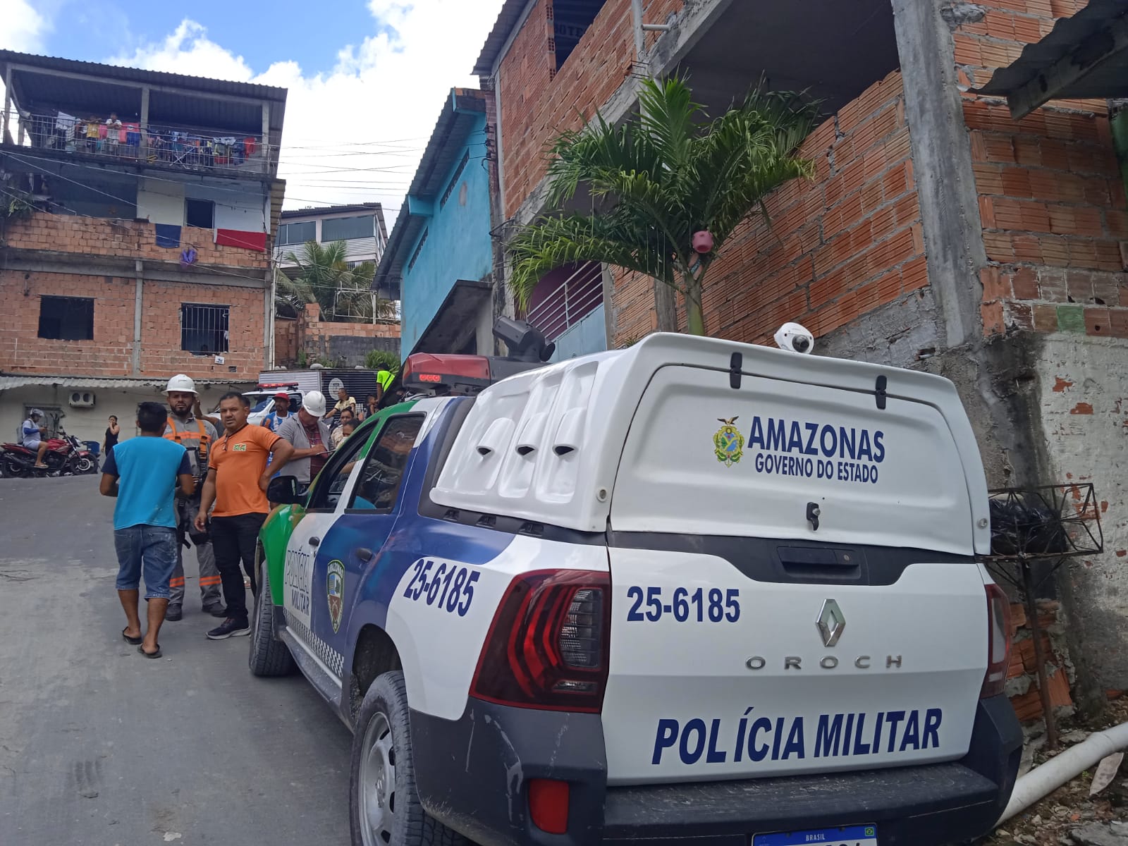 Homem morre eletrocutado e fica pendurado em poste em Manaus 