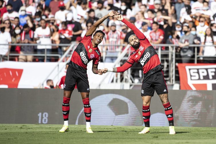 Flamengo passeia no Morumbi e goleia São Paulo por 4 a 0 no Brasileiro
