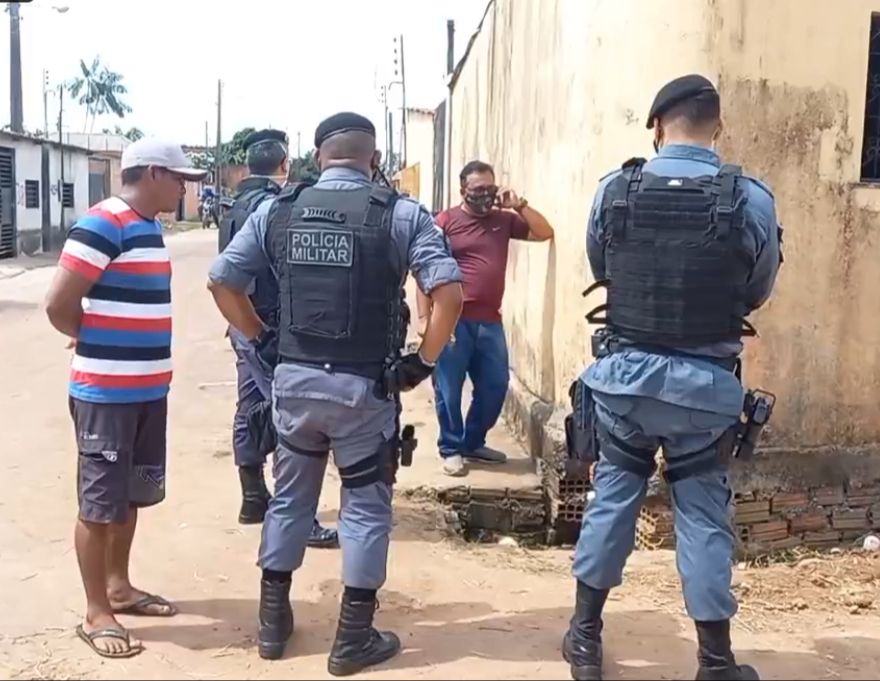 Moradores encontram feto jogado em bueiro à céu aberto no Amazonas