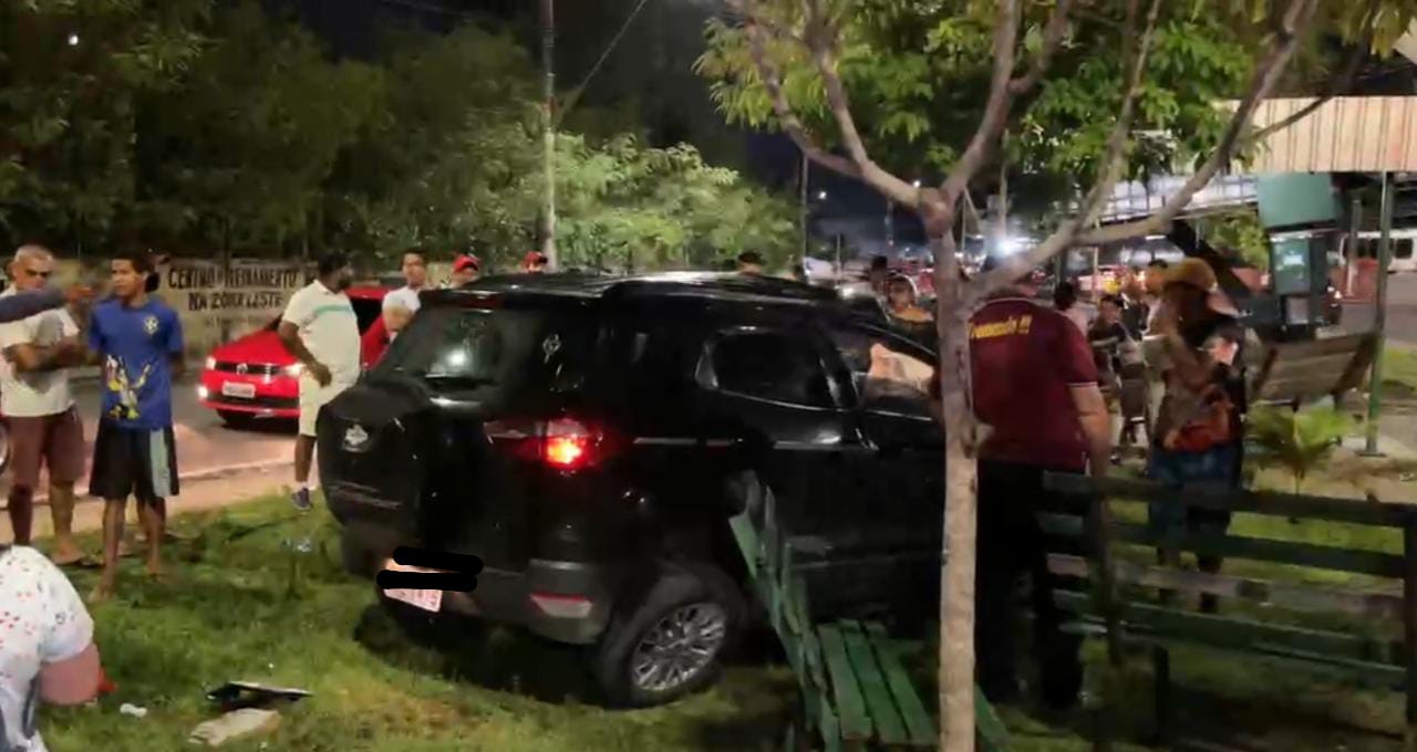 Carro capota em grave acidente e atinge ponto de mototaxistas em Manaus
