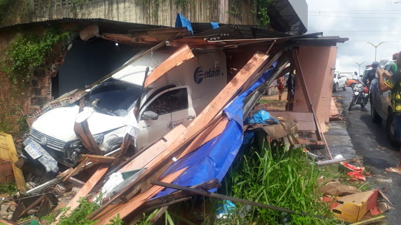 Carro desgovernado atropela crianças e destrói banca de fruta em Manaus