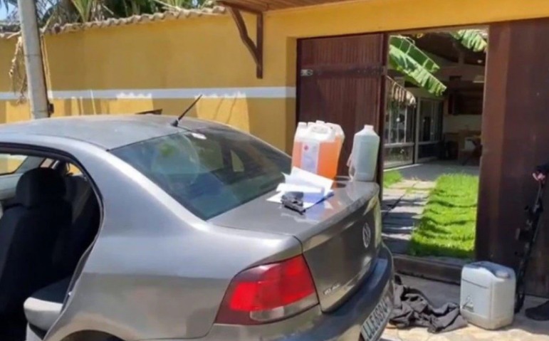 Polícia salva homem que seria queimado vivo por milicianos