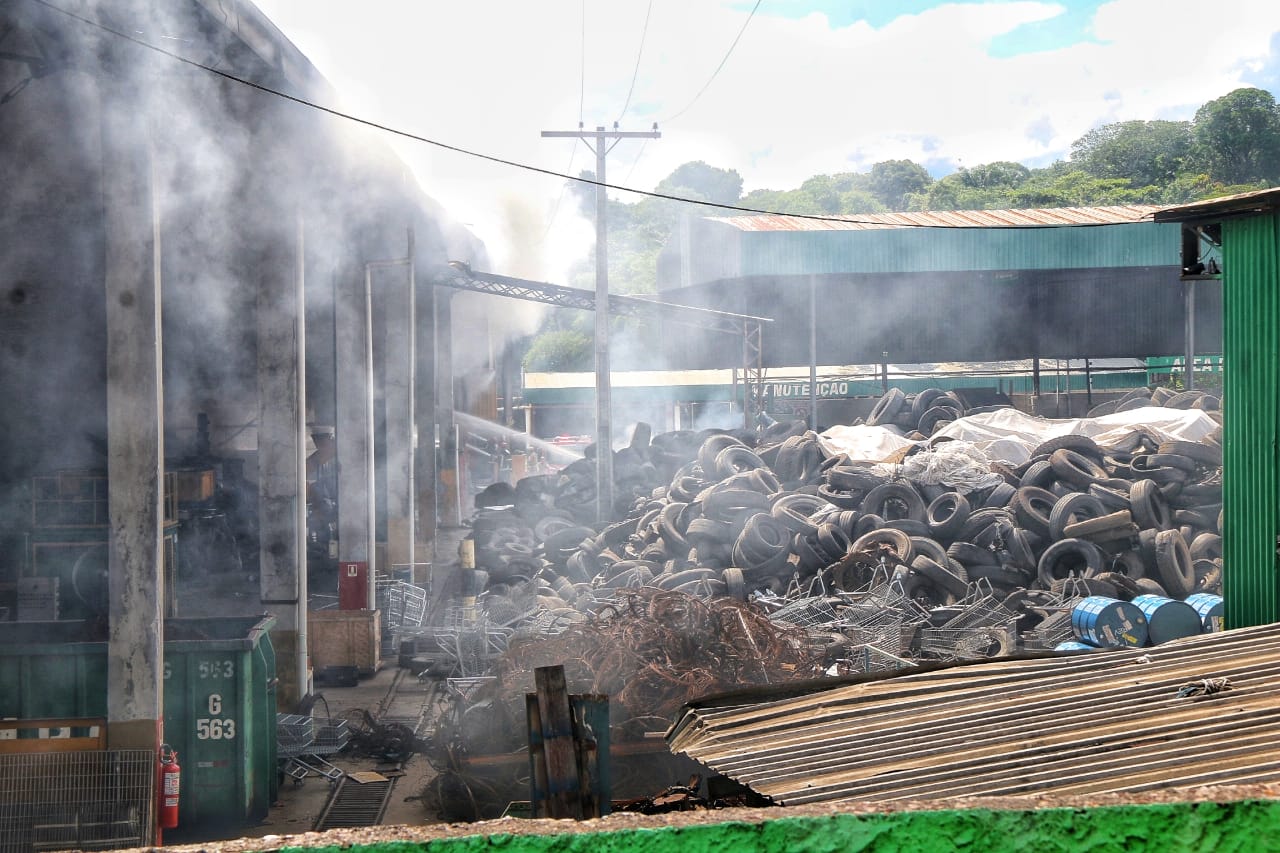 Depósito de empresa de reciclagem fica destruído após incêndio em Manaus