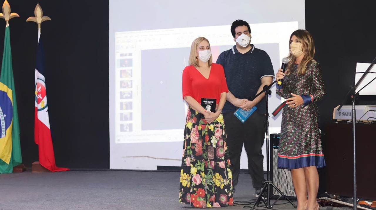 Universidade e ex-alunos prestam homenagem à professora Vânia Pimentel