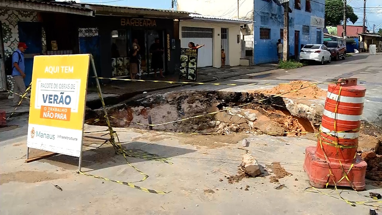 Cratera se abre após rompimento de tubulação em Manaus