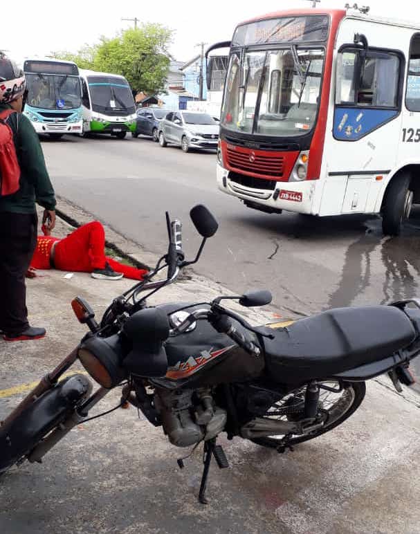 Ônibus guincho atropela motociclista em avenida de Manaus; vídeo
