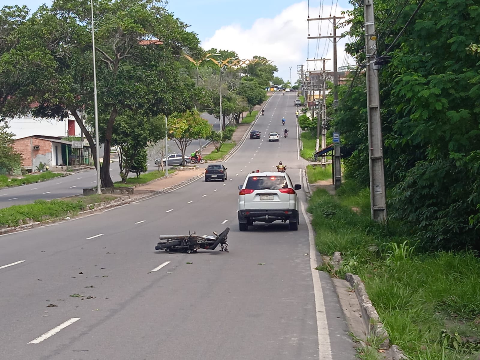 Motoboy fica em estado grave após colidir com carro em avenida de Manaus 